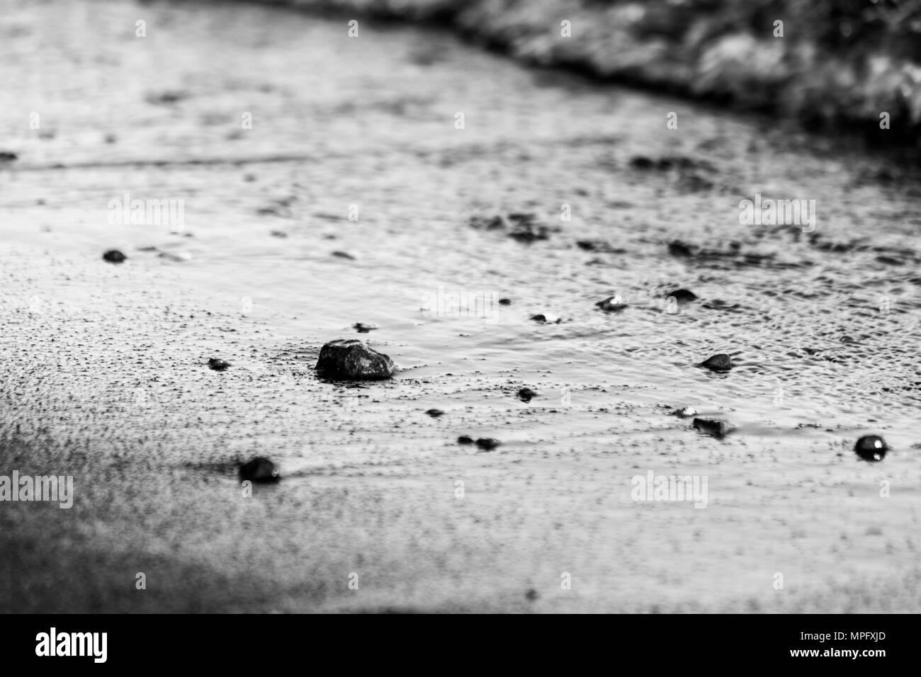 Ein Blick auf den See, Ufer, mit Details zu Sand und kleine Steine Stockfoto