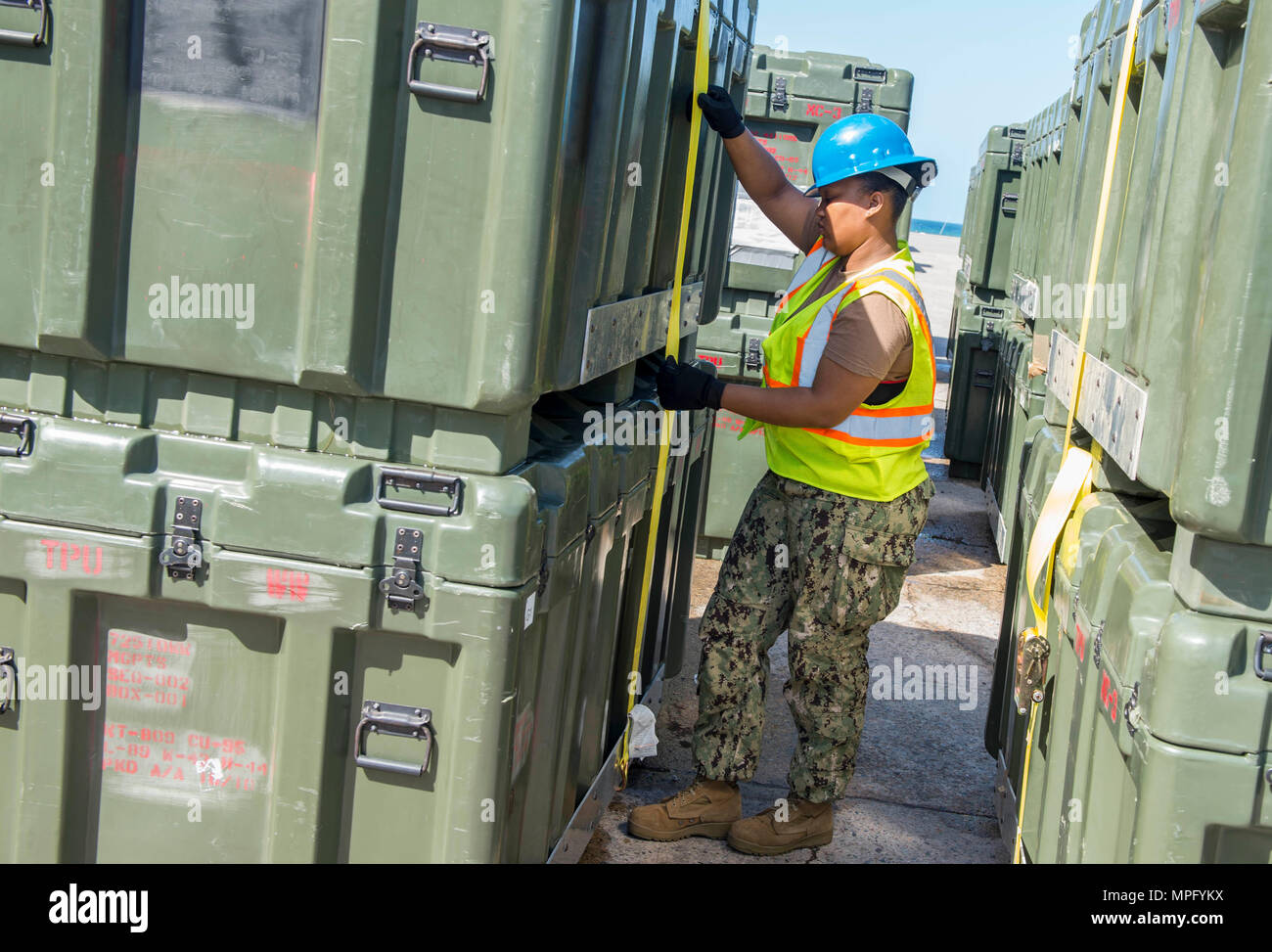 170305-N-YL 073-392 TRUJILLO, Honduras (5. März 2017) - der bootsmann Mate Seemann Jamesse Ingram, ein Eingeborener von Chicago zu Marine Cargo Handling Bataillon (NCHB) 1, sichert die Ladung zur Unterstützung der Fortsetzung Versprechen 2017 (CP-17) Ende der Operationen in Trujillo, Honduras. CP-17 ist ein US Southern Command - gefördert und U.S. Naval Forces Southern Command/USA Flotte - durchgeführt Einsatz zivil-militärische Operationen durchzuführen, einschließlich humanitärer Hilfe, Ausbildung Engagements und medizinische, zahnmedizinische und veterinärmedizinische Unterstützung in einer Bemühung, US-Unterstützung und Engagement in Mittel- und Süd Ame zu zeigen Stockfoto 170305-N-YL 073-392 TRUJILLO, Honduras (5. März 2017) - der bootsmann Mate Seemann Jamesse Ingram, ein Eingeborener von Chicago zu Marine Cargo Handling Bataillon (NCHB) 1, sichert die Ladung zur Unterstützung der Fortsetzung Versprechen 2017 (CP-17) Ende der Operationen in Trujillo, Honduras. CP-17 ist ein US Southern Command - gefördert und U.S. Naval Forces Southern Command/USA Flotte - durchgeführt Einsatz zivil-militärische Operationen durchzuführen, einschließlich humanitärer Hilfe, Ausbildung Engagements und medizinische, zahnmedizinische und veterinärmedizinische Unterstützung in einer Bemühung, US-Unterstützung und Engagement in Mittel- und Süd Ame zu zeigen Stockfoto