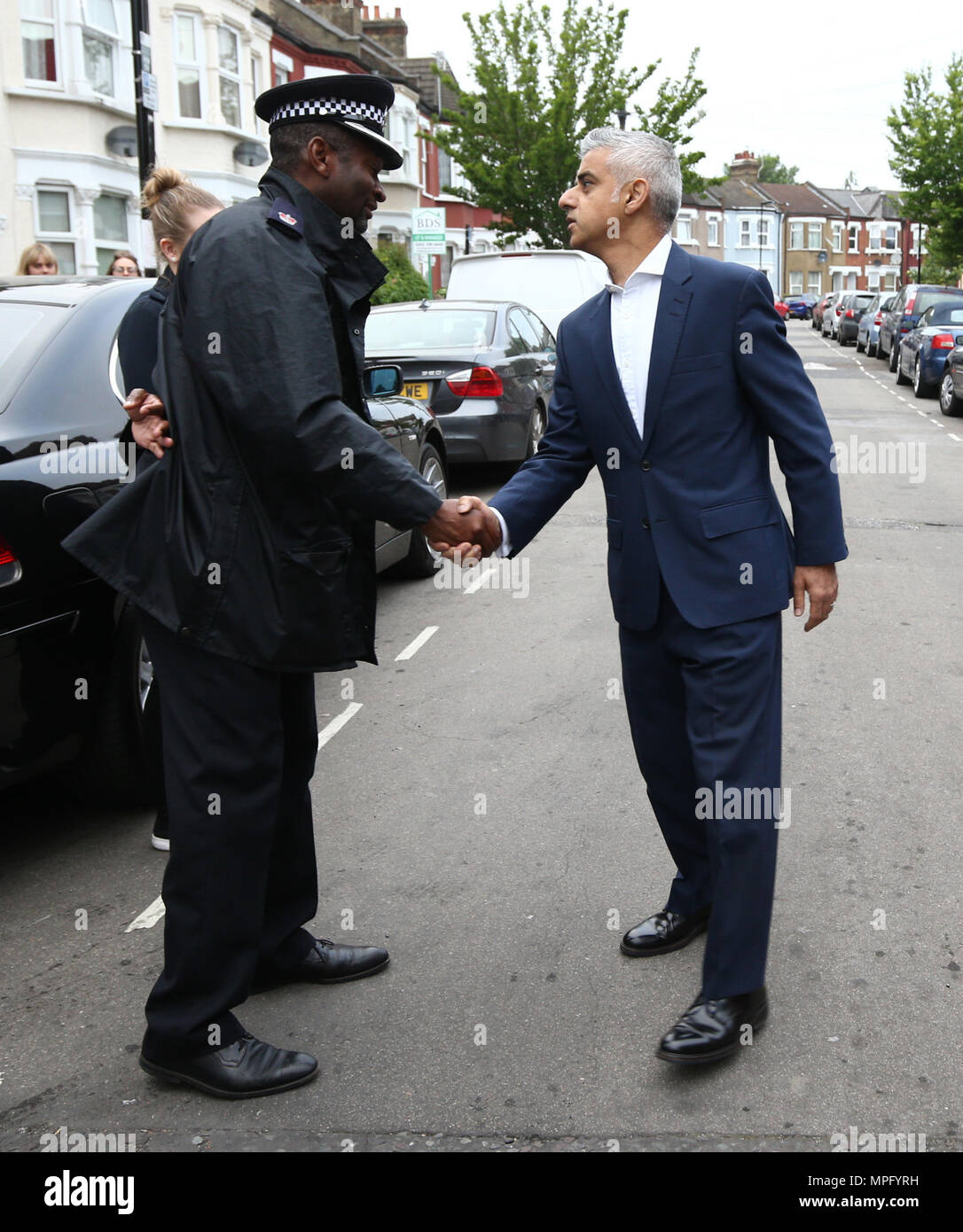 Erneute ÜBERTRAGUNG, ÄNDERUNG DES BILD DATUM BIS HEUTE. Bürgermeister von London, Sadiq Khan (rechts), mit Superintendent Ade Adelekan der neuen Metropolitan Police Gewaltverbrechen Taskforce, während eines Dawn Raid mit Polizisten gezielt eine einzelne geglaubt, um Drogenhandel und Gewaltkriminalität verbunden, im Norden von London. Die Gewaltkriminalität Taskforce besteht aus uniformierte Beamte, Borough, territoriale Unterstützung, Stadt London Offiziere, normale Kleidung Offiziere und der Hund. Stockfoto