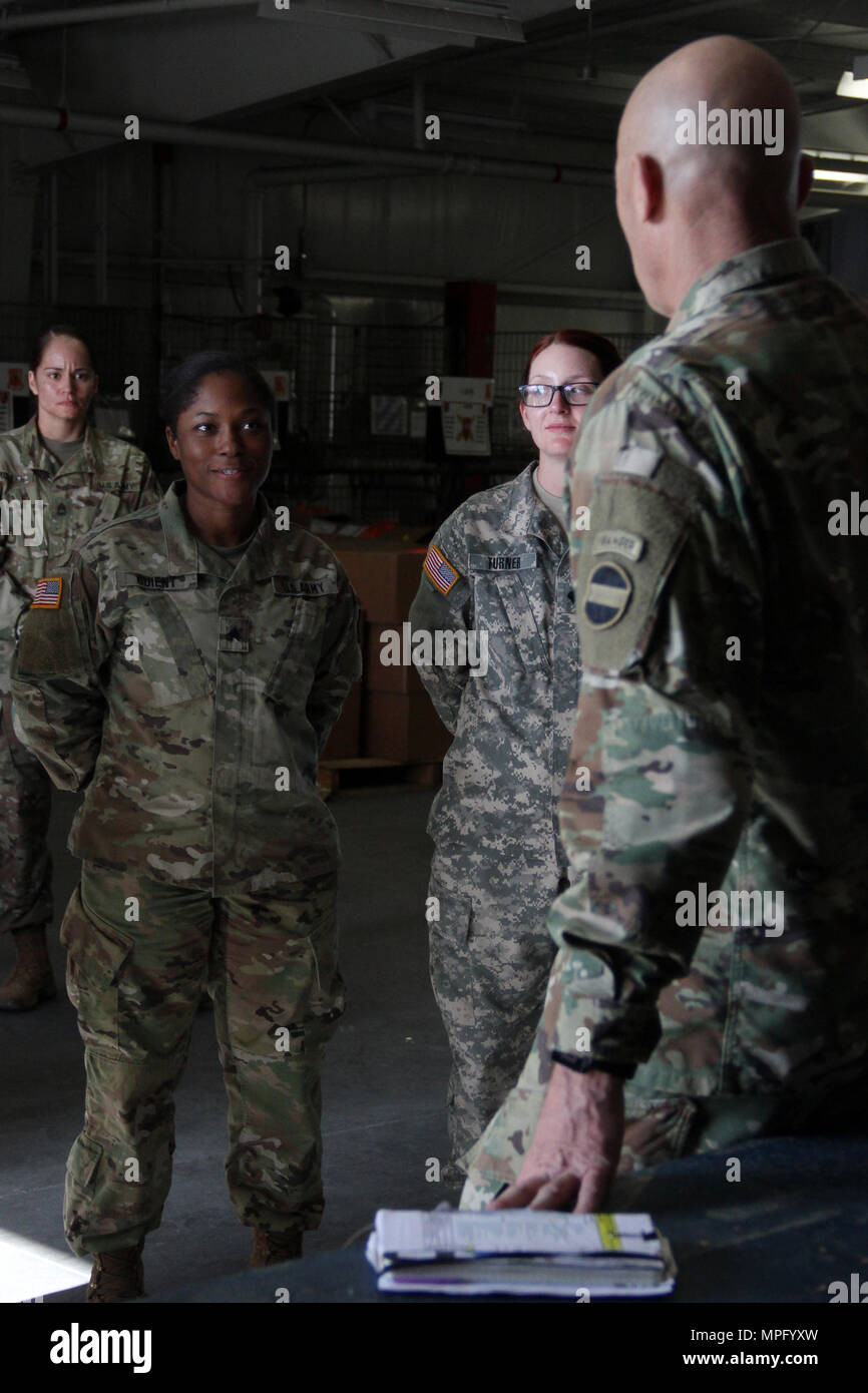 Sgt. Danielle Guient, noncommissioned Officer verantwortlich für die Lagerverwaltung mit der Unterstützung der Tätigkeit der 703Rd Brigade Support Battalion, 2nd Infantry Brigade Combat Team, 3rd Infantry Division, spricht mit Command Sgt. Maj. Scott C. Schroeder, command Sergeant Major der US-Armee den Befehl, über ihre täglichen Aufgaben März 8, 2017 at Fort Stewart, Ga. Schroeder Stewart tourte mit 3 Inf zu erfüllen. Div. Soldaten und Führer, Schulung und Prüfung Wartung Programme beobachten. (U.S. Armee Foto: Staff Sgt. Candace Mundt/Freigegeben) Stockfoto