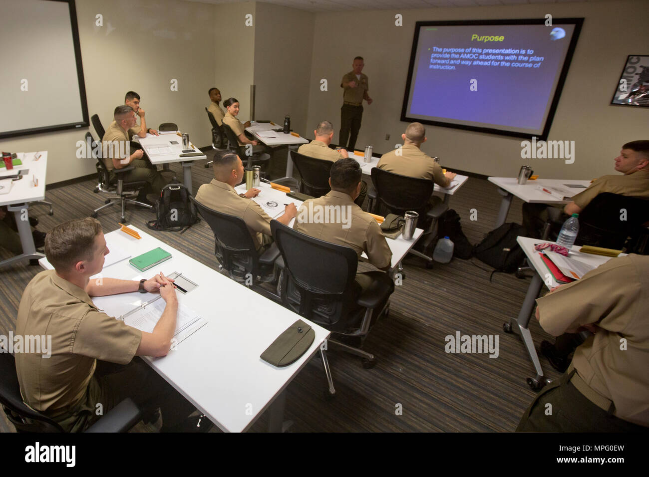 Us Marine Kapitän Scott L. Campbell, Wartung Offizier mit Marine Aviation Waffen und Taktiken Squadron (MAWTS-1) begrüßt Studierende an der ersten Advanced Aircraft Maintenance Officer Course (AAMOC) an der Marine Corps Air Station Yuma, Ariz. am März 13, 2017. AAMOC bevollmächtigt Aircraft Maintenance Offiziere mit Leadership Tools, mehr technisches Wissen, und standardisierte Methoden durch rigorose Akademiker und praktische Schulungen, um Boden ähnliche Unglücke zu verringern und sortie Generation erhöhen. (U.S. Marine Corps Foto von Cpl. Vinculado AaronJames B.) Stockfoto