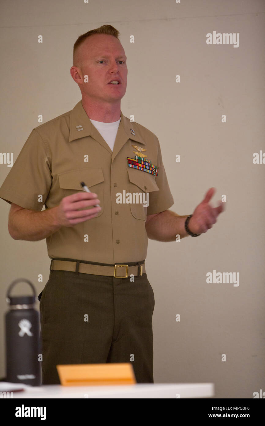 Us Marine Kapitän Scott L. Campbell, Wartung Offizier mit Marine Aviation Waffen und Taktiken Squadron (MAWTS-1) begrüßt Studierende an der ersten Advanced Aircraft Maintenance Officer Course (AAMOC) an der Marine Corps Air Station Yuma, Ariz. am März 13, 2017. AAMOC bevollmächtigt Aircraft Maintenance Offiziere mit Leadership Tools, mehr technisches Wissen, und standardisierte Methoden durch rigorose Akademiker und praktische Schulungen, um Boden ähnliche Unglücke zu verringern und sortie Generation erhöhen. (U.S. Marine Corps Foto von Cpl. Vinculado AaronJames B.) Stockfoto