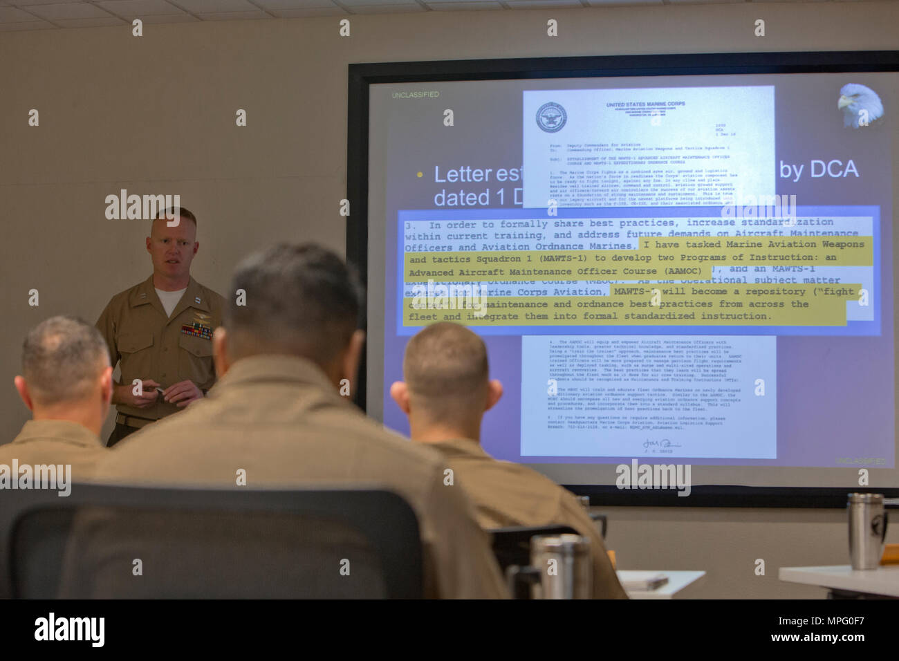 Us Marine Kapitän Scott L. Campbell, Wartung Offizier mit Marine Aviation Waffen und Taktiken Squadron (MAWTS-1) begrüßt Studierende an der ersten Advanced Aircraft Maintenance Officer Course (AAMOC) an der Marine Corps Air Station Yuma, Ariz. am März 13, 2017. AAMOC bevollmächtigt Aircraft Maintenance Offiziere mit Leadership Tools, mehr technisches Wissen, und standardisierte Methoden durch rigorose Akademiker und praktische Schulungen, um Boden ähnliche Unglücke zu verringern und sortie Generation erhöhen. (U.S. Marine Corps Foto von Cpl. Vinculado AaronJames B.) Stockfoto