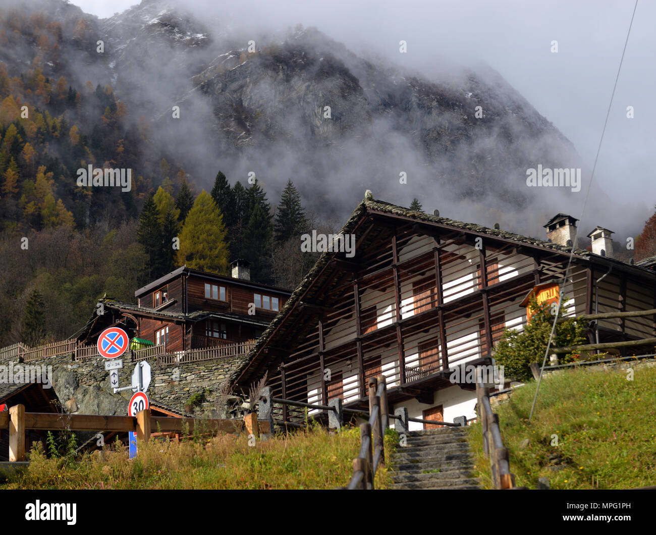 Italien, Alagna Valsesia. 05. NOVEMBER 2016. Kleine Bergstadt Straße mit typischen Häusern ITALIEN, Alagna Valsesia. 05. November 2016, Stockfoto