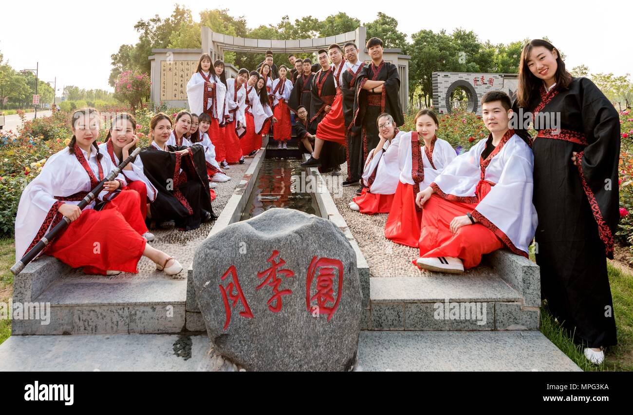 Taiyuan, Taiyuan, China. 23 Mai, 2018. Taiyuan, China, 18. Mai 2018:  Studenten tragen traditionelle chinesische Kleidung hanfu für eine  Graduierung Foto in Taiyuan, Provinz Shanxi im Norden Chinas dar. Credit:  SIPA Asien/ZUMA