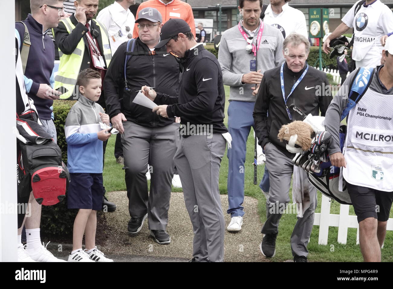 Wentworth, Surrey, UK, 23. Mai, 2018 Rory McIlroy Zeichen kids Autogramme am ersten T-Stück am BMW ProAM Golf PGA Championship. Credit: Motofoto/Alamy leben Nachrichten Stockfoto