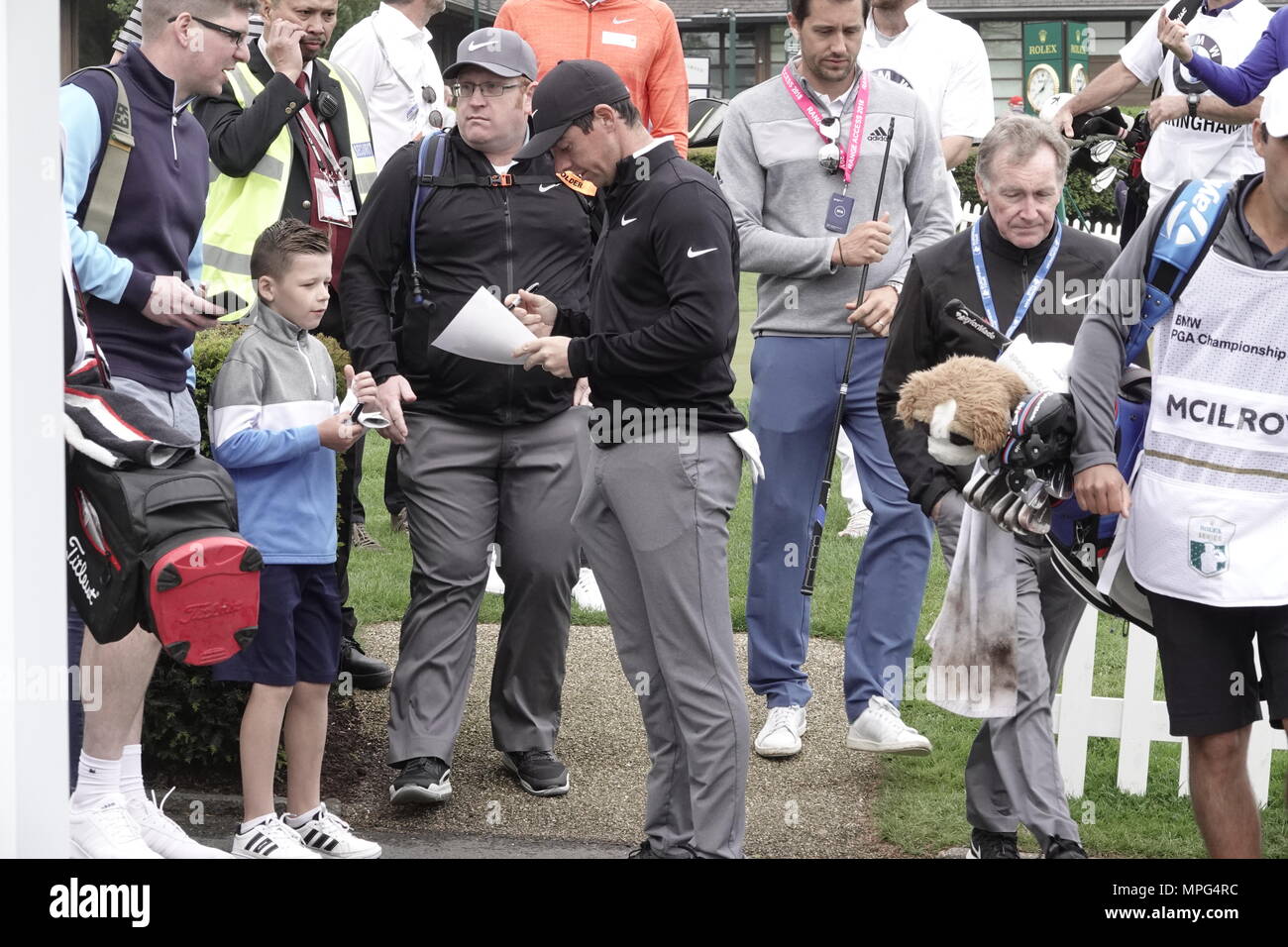 Wentworth, Surrey, UK, 23. Mai, 2018 Rory McIlroy Zeichen kids Autogramme am ersten T-Stück am BMW ProAM Golf PGA Championship. Credit: Motofoto/Alamy leben Nachrichten Stockfoto