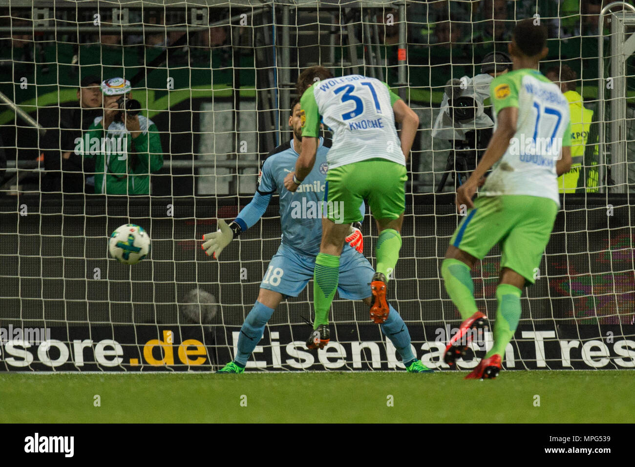 Kiel, Deutschland. 21 Mai, 2018. Robin KNOCHE (mi., WOB) leitet den ball Ziel machen es 1-0 für VfL Wolfsburg, Aktion, Kopf, Köpfe, Fußball 1.Bundesliga, 2.Bundesliga, Relegation, Holstein Kiel (KI) - VfL Wolfsburg (WOB) am 21.05.2018 am Holstein Stadion in Kiel. | Verwendung der weltweiten Kredit: dpa/Alamy leben Nachrichten Stockfoto