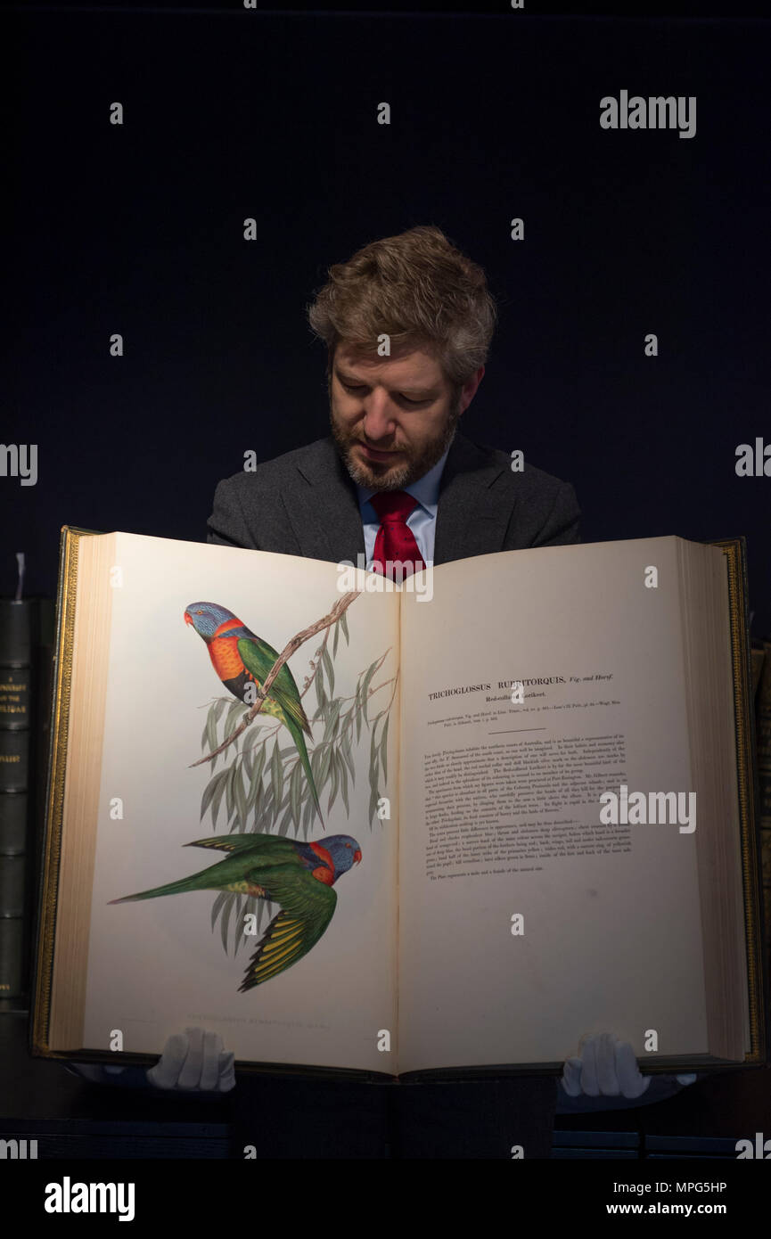 Bonhams, New Bond Street, London, UK. 23 Mai, 2018. Birds of a Feather, eine der schönsten Sammlungen von ornithologische Bücher in privaten Händen - Wassenaar Zoo: eine niederländische Private Bibliothek - ist auf Anzeige bei Bonhams, bevor es am 30. Mai. Die Kollektion enthält auch zoologische Werke auf Katzen, Affen, Fische, Chamäleons, Elefanten und andere Tiere, wurde in den 1950er montiert s die Arbeit von Wassenaar Zoo, die da geschlossen hat, zu ergänzen. Foto: Matthew Haley, Leiter der Bücher bei Bonhams, mit der Sammlung. Credit: Malcolm Park/Alamy Leben Nachrichten. Stockfoto