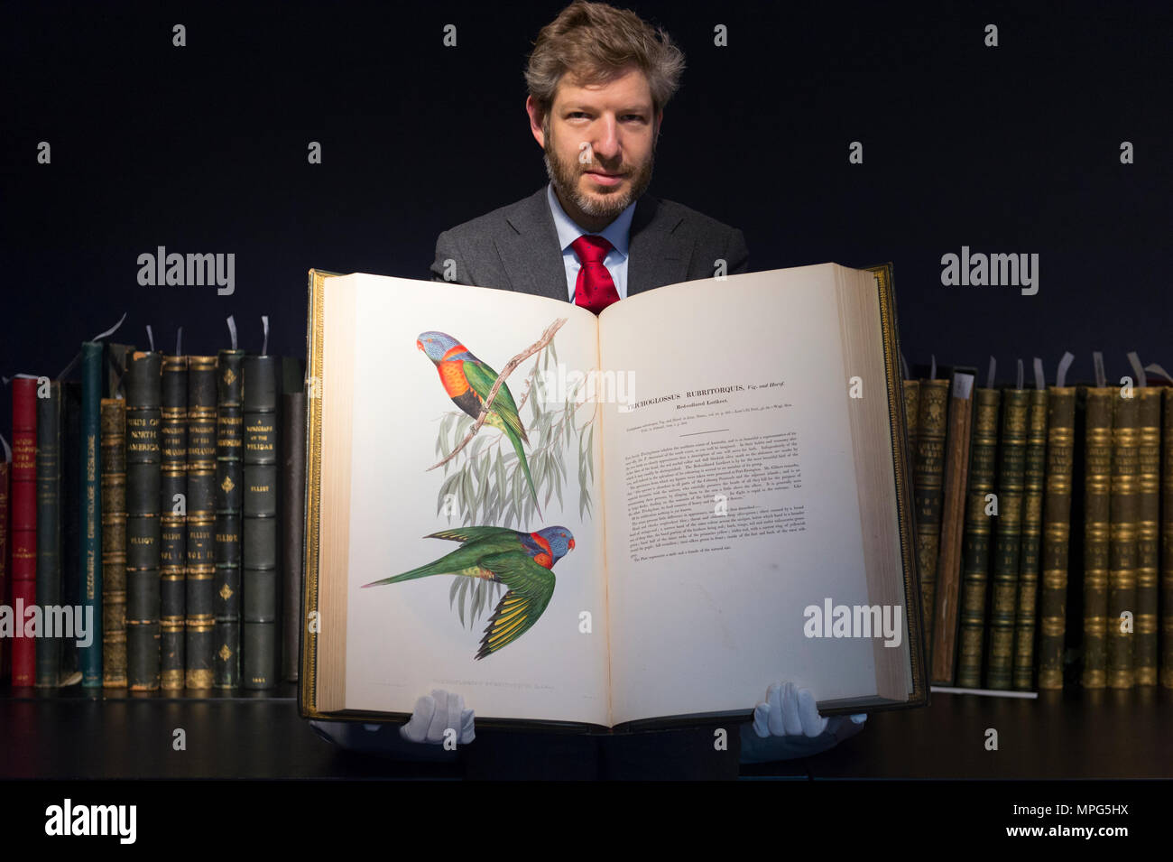 Bonhams, New Bond Street, London, UK. 23 Mai, 2018. Birds of a Feather, eine der schönsten Sammlungen von ornithologische Bücher in privaten Händen - Wassenaar Zoo: eine niederländische Private Bibliothek - ist auf Anzeige bei Bonhams, bevor es am 30. Mai. Die Kollektion enthält auch zoologische Werke auf Katzen, Affen, Fische, Chamäleons, Elefanten und andere Tiere, wurde in den 1950er montiert s die Arbeit von Wassenaar Zoo, die da geschlossen hat, zu ergänzen. Foto: Matthew Haley, Leiter der Bücher bei Bonhams, mit der Sammlung. Credit: Malcolm Park/Alamy Leben Nachrichten. Stockfoto