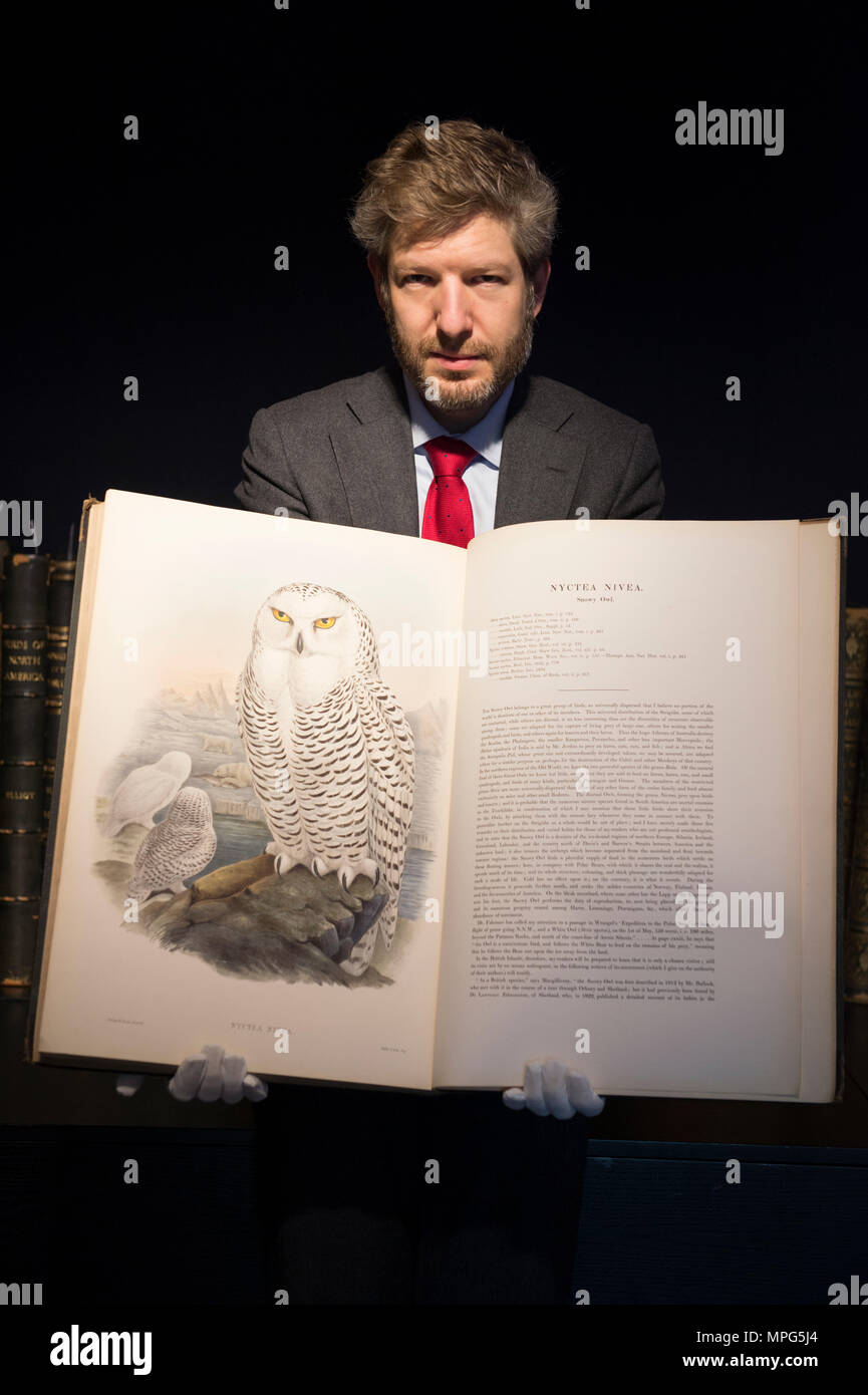 Bonhams, New Bond Street, London, UK. 23 Mai, 2018. Birds of a Feather, eine der schönsten Sammlungen von ornithologische Bücher in privaten Händen - Wassenaar Zoo: eine niederländische Private Bibliothek - ist auf Anzeige bei Bonhams, bevor es am 30. Mai. Die Kollektion enthält auch zoologische Werke auf Katzen, Affen, Fische, Chamäleons, Elefanten und andere Tiere, wurde in den 1950er montiert s die Arbeit von Wassenaar Zoo, die da geschlossen hat, zu ergänzen. Foto: Matthew Haley, Leiter der Bücher bei Bonhams, mit der Sammlung. Credit: Malcolm Park/Alamy Leben Nachrichten. Stockfoto