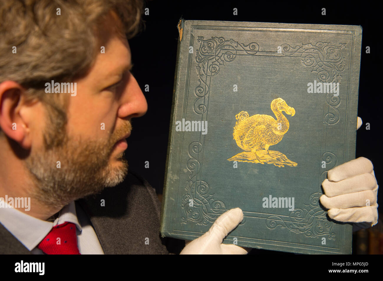 Bonhams, New Bond Street, London, UK. 23 Mai, 2018. Birds of a Feather, eine der schönsten Sammlungen von ornithologische Bücher in privaten Händen - Wassenaar Zoo: eine niederländische Private Bibliothek - ist auf Anzeige bei Bonhams, bevor es am 30. Mai. Die Kollektion enthält auch zoologische Werke auf Katzen, Affen, Fische, Chamäleons, Elefanten und andere Tiere, wurde in den 1950er montiert s die Arbeit von Wassenaar Zoo, die da geschlossen hat, zu ergänzen. Foto: Matthew Haley, Leiter der Bücher bei Bonhams, mit der Sammlung. Credit: Malcolm Park/Alamy Leben Nachrichten. Stockfoto