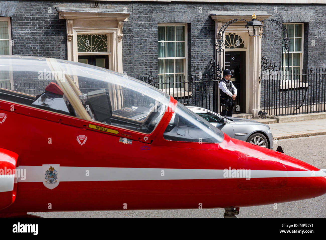 Downing Street, London, UK. 23 Mai, 2018. Ein roter Pfeil jet externe Nummer 10 Downing Street, London, UK geparkt, zu 100 Jahren der RAF (Royal Air Force) CREDIT: Chris Aubrey/Alamy Leben Nachrichten markieren Stockfoto