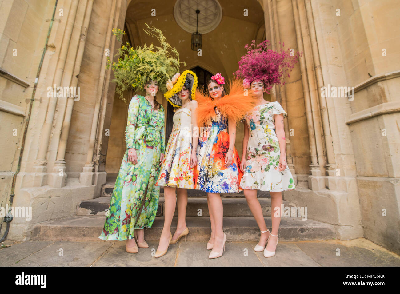 London, Großbritannien. 23. Mai 2018 Royal couturier Catherine Walker & Co und Royal florist Hayford & Rhodes Phase ein "Floral Couture' zeigen den RHS Chelsea Flower Show und Chelsea in der Blüte "Summer of Love" 2018 zu feiern. Credit: Guy Bell/Alamy leben Nachrichten Stockfoto