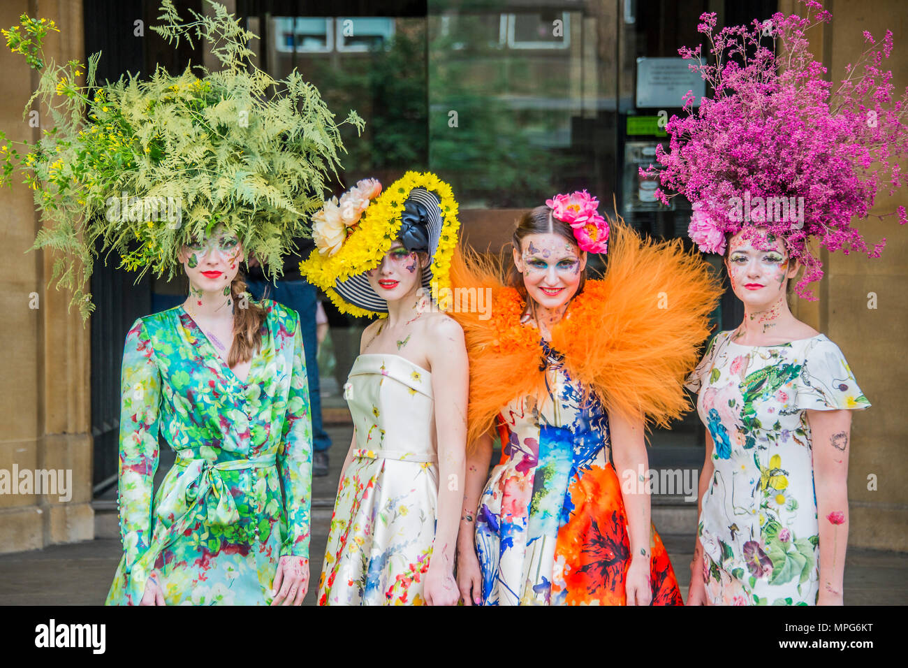 London, Großbritannien. 23. Mai 2018 Royal couturier Catherine Walker & Co und Royal florist Hayford & Rhodes Phase ein "Floral Couture' zeigen den RHS Chelsea Flower Show und Chelsea in der Blüte "Summer of Love" 2018 zu feiern. Credit: Guy Bell/Alamy leben Nachrichten Stockfoto