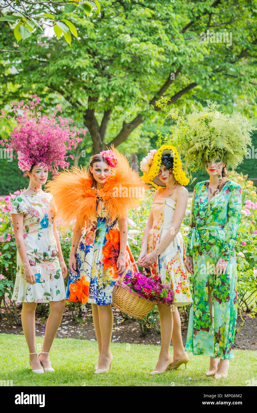 London, Großbritannien. 23. Mai 2018 Royal couturier Catherine Walker & Co und Royal florist Hayford & Rhodes Phase ein "Floral Couture' zeigen den RHS Chelsea Flower Show und Chelsea in der Blüte "Summer of Love" 2018 zu feiern. Credit: Guy Bell/Alamy leben Nachrichten Stockfoto