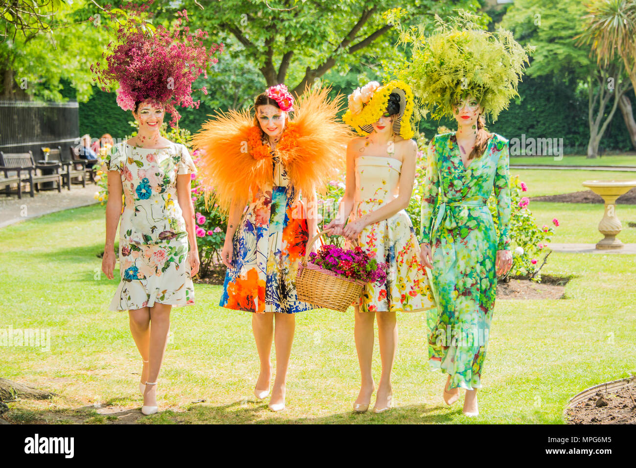 London, Großbritannien. 23. Mai 2018 Royal couturier Catherine Walker & Co und Royal florist Hayford & Rhodes Phase ein "Floral Couture' zeigen den RHS Chelsea Flower Show und Chelsea in der Blüte "Summer of Love" 2018 zu feiern. Credit: Guy Bell/Alamy leben Nachrichten Stockfoto