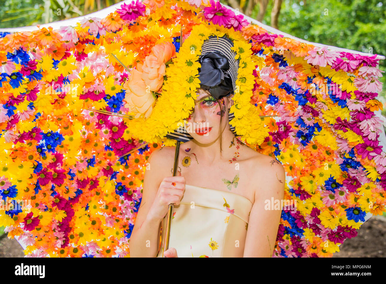 London, Großbritannien. 23. Mai 2018 Royal couturier Catherine Walker & Co und Royal florist Hayford & Rhodes Phase ein "Floral Couture' zeigen den RHS Chelsea Flower Show und Chelsea in der Blüte "Summer of Love" 2018 zu feiern. Credit: Guy Bell/Alamy leben Nachrichten Stockfoto