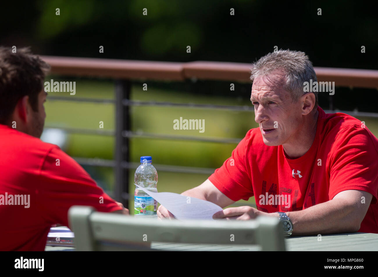 Hensol, Wales, UK. 23. Mai 2018. Wales Rugby Union Trainer Rob Howley trifft sich mit einem Kollegen vor einer Pressekonferenz über die Seite Sommer Tour 2018. Credit: Mark Hawkins/Alamy leben Nachrichten Stockfoto