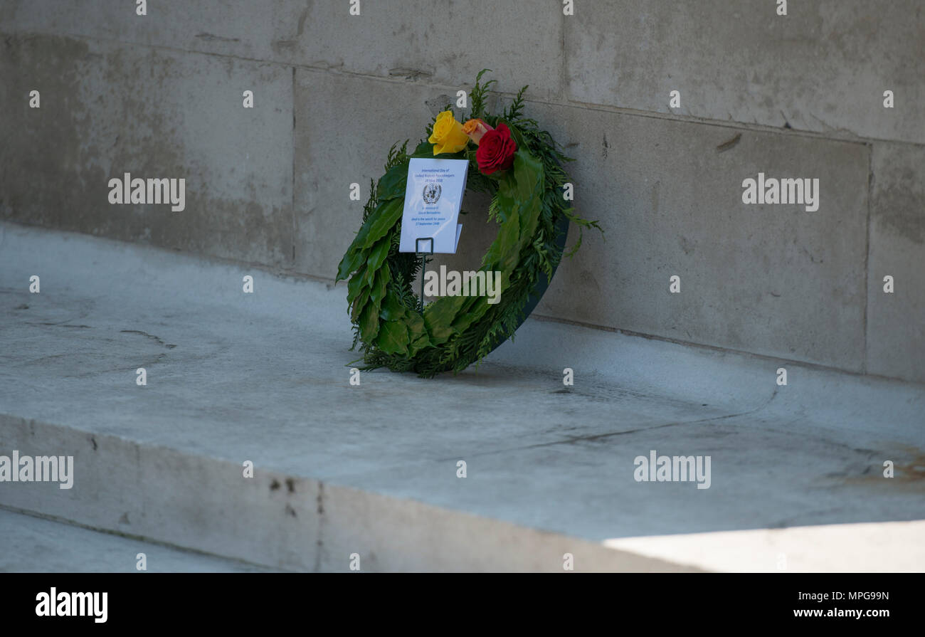 Das Ehrenmal, Whitehall, London, UK. 23 Mai, 2018. Internationaler Tag der UN-Friedenstruppen Gedenkveranstaltungen ist um 13.30 Uhr in Whitehall am Ehrenmal statt. Den ersten Kranz ist durch Graf Bernadotte af Wisborg (Enkel), um die Erinnerung an Graf Bernadotte, einer schwedischen UN-Vermittler in Jerusalem, 17. September 1948 von der Stern Gang ermordet. Credit: Malcolm Park/Alamy Leben Nachrichten. Stockfoto