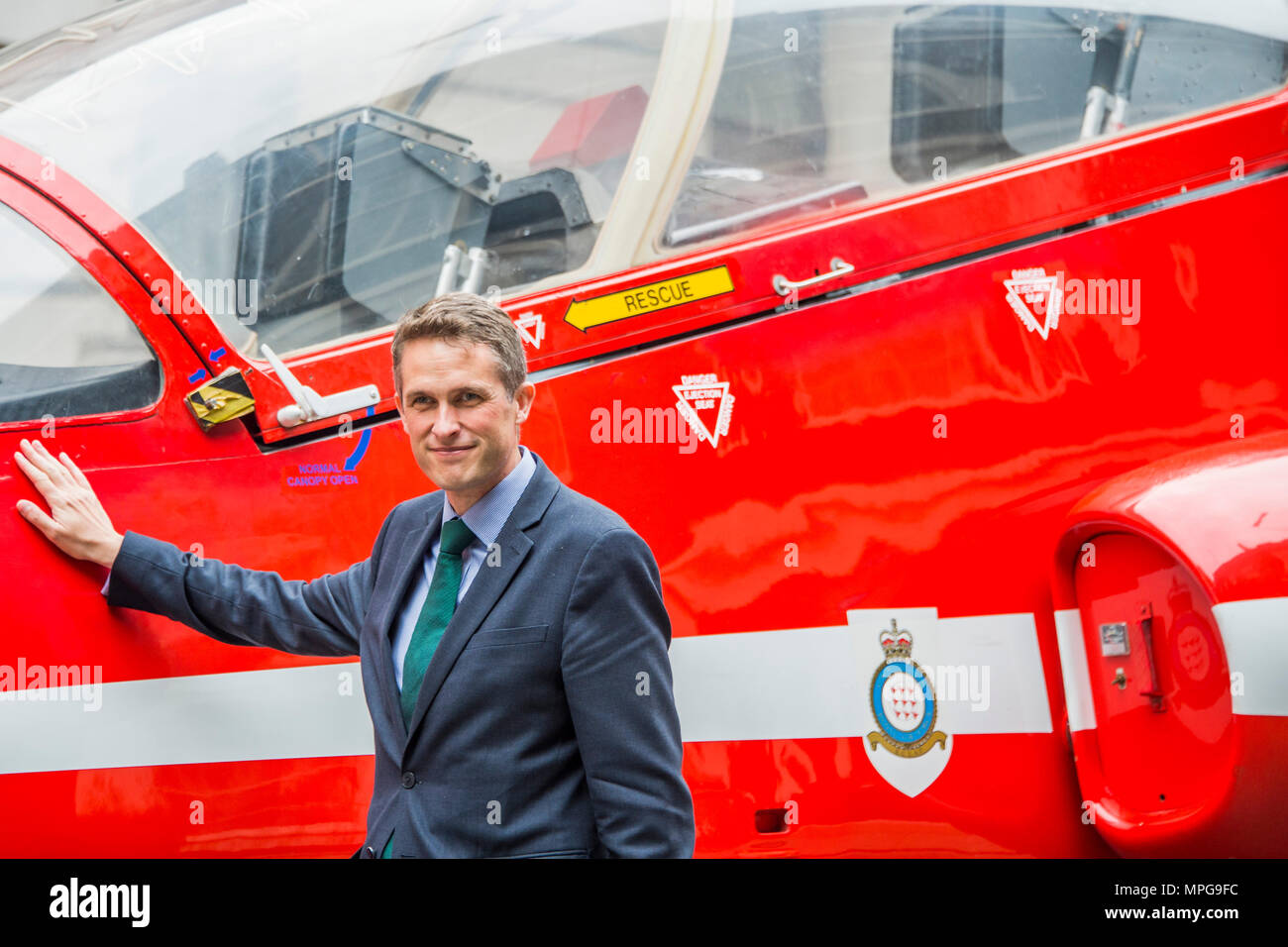 London, Großbritannien. 23.Mai 2018. Gavin Williamson, Staatssekretär für Verteidigung vor der Hawk in Downing Street als Teil der RAF 100 Veranstaltungen. Credit: Guy Bell/Alamy leben Nachrichten Stockfoto