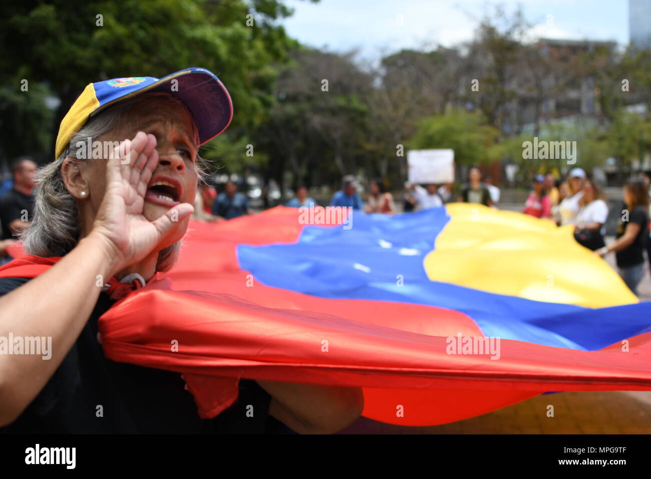 Caracas, Venezuela. 23. Mai 2018. Eine weibliche Demonstrant gesehen Parolen während der Demonstration. Menschen auf der Straße in Sadel Plaza in der Innenstadt von Caracas zu protestieren. Sie fordern den Rücktritt von Präsident Maduro am vergangenen Sonntag während einer Wahlkampagne, die von der Opposition als Betrug bezeichnet gewählt. Credit: SOPA Images Limited/Alamy leben Nachrichten Stockfoto