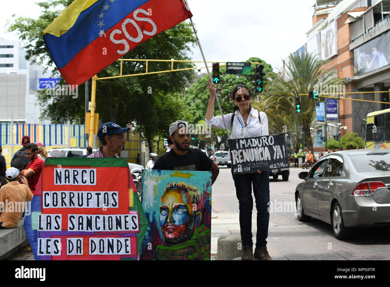 Caracas, Venezuela. 23. Mai 2018. Die demonstranten gesehen Holding Plakat und Flagge während der Demonstration. Menschen auf der Straße in Sadel Plaza in der Innenstadt von Caracas zu protestieren. Sie fordern den Rücktritt von Präsident Maduro am vergangenen Sonntag während einer Wahlkampagne, die von der Opposition als Betrug bezeichnet gewählt. Credit: SOPA Images Limited/Alamy leben Nachrichten Stockfoto