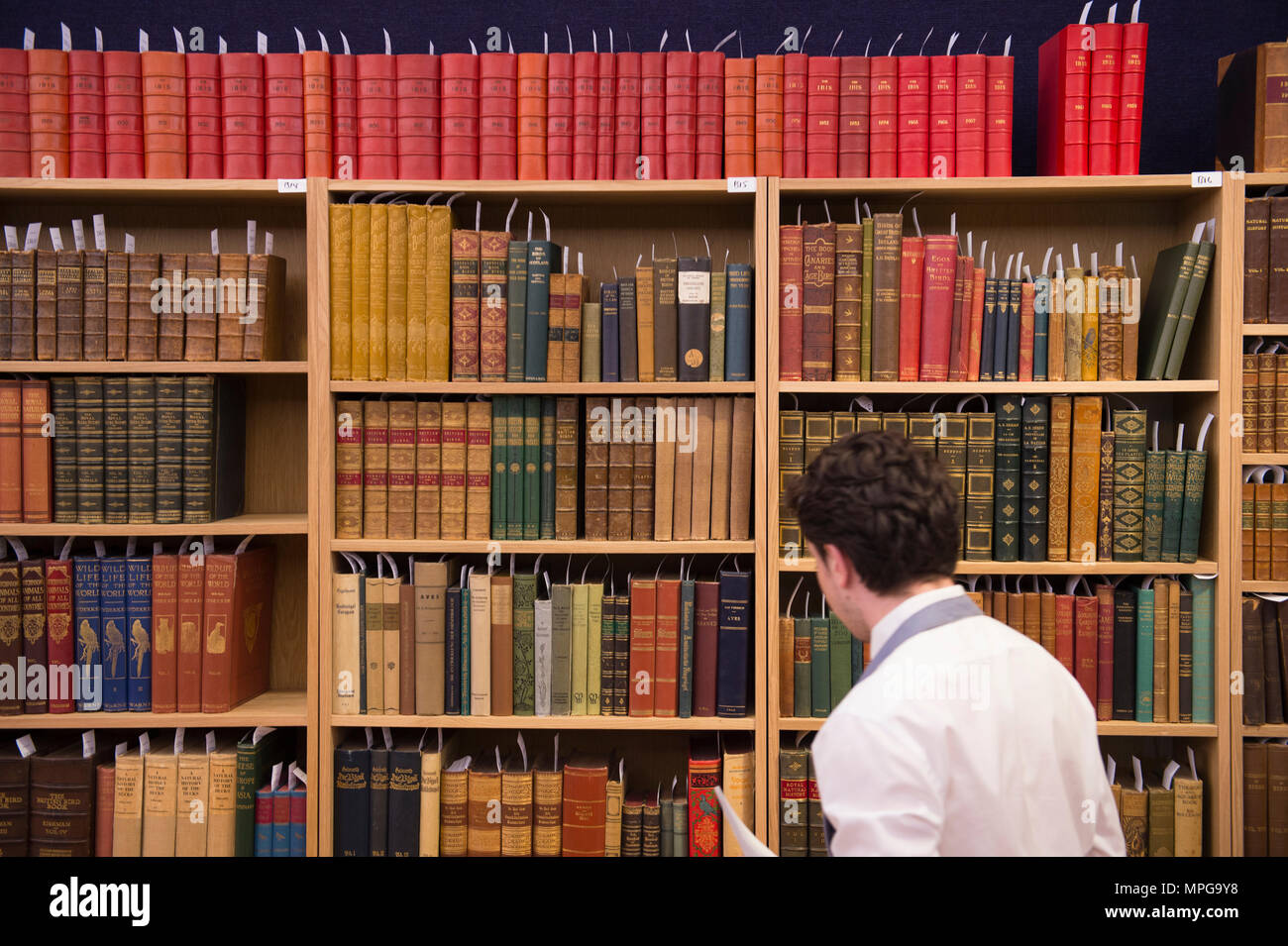 Bonhams, New Bond Street, London, UK. 23 Mai, 2018. Birds of a Feather, eine der schönsten Sammlungen von ornithologische Bücher in privaten Händen - Wassenaar Zoo: eine niederländische Private Bibliothek - ist auf Anzeige bei Bonhams, bevor es am 30. Mai. Die Kollektion enthält auch zoologische Werke auf Katzen, Affen, Fische, Chamäleons, Elefanten und andere Tiere, wurde in den 1950er montiert s die Arbeit von Wassenaar Zoo, die da geschlossen hat, zu ergänzen. Credit: Malcolm Park/Alamy Leben Nachrichten. Stockfoto