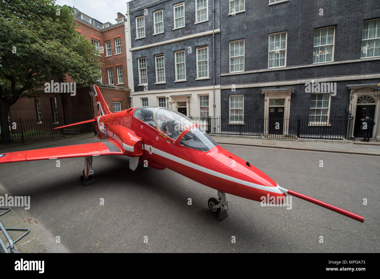 Der Premierminister, Theresa kann mit RAF Soldaten vor der Hawk in Downing Street als Teil der RAF 100 Veranstaltungen. Stockfoto