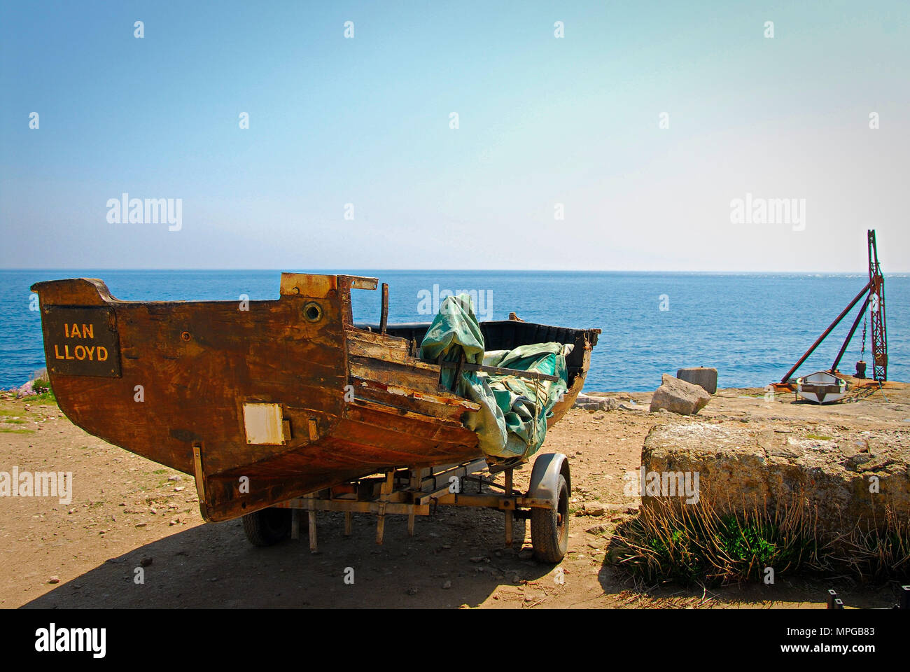 Portland Bill. 23. Mai 2018. Ein Boot im Winter Stürme beschädigt erwartet Reparaturen an einer ruhigen und sonnigen Tag in Portland Bill Credit: stuart Hartmut Ost/Alamy leben Nachrichten Stockfoto