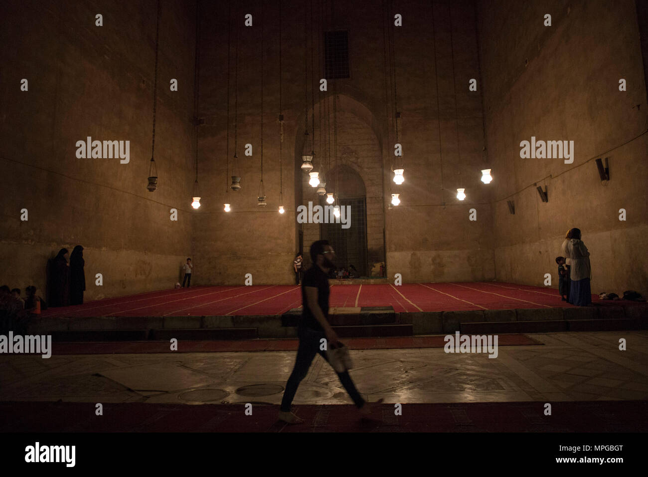 Kairo, Ägypten. 23 Mai, 2018. Ägyptische Muslime führen Sie die 'Tarawih" abendgebet während des heiligen Fastenmonats Ramadan, bei al-Sultan Hassan Moschee in Kairo, Ägypten, 23. Mai 2018. Der Ramadan ist der neunte und heiligste Monat des islamischen Kalenders, in der die Muslime aus aller Welt verzichten auf das Essen, Trinken und Rauchen von Dämmerung zu Dämmerung. Credit: gehad Hamdy/dpa/Alamy leben Nachrichten Stockfoto