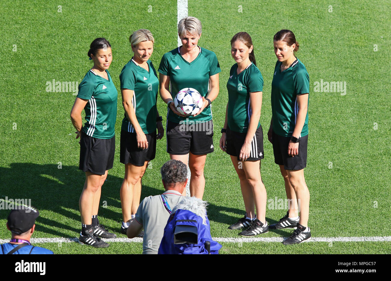 Kiew, Ukraine. 23 Mai, 2018. Schiedsrichter Jana Adamkova (CZE) und ihre Assistentinnen posieren für ein Gruppenfoto beim Training vor der UEFA Champions League Finale 2018 Spiel VfL Wolfsburg v Olympique Lyonnais an Valeriy Lobanovskiy Stadion in Kiew, Ukraine. Credit: Oleksandr Prykhodko/Alamy leben Nachrichten Stockfoto