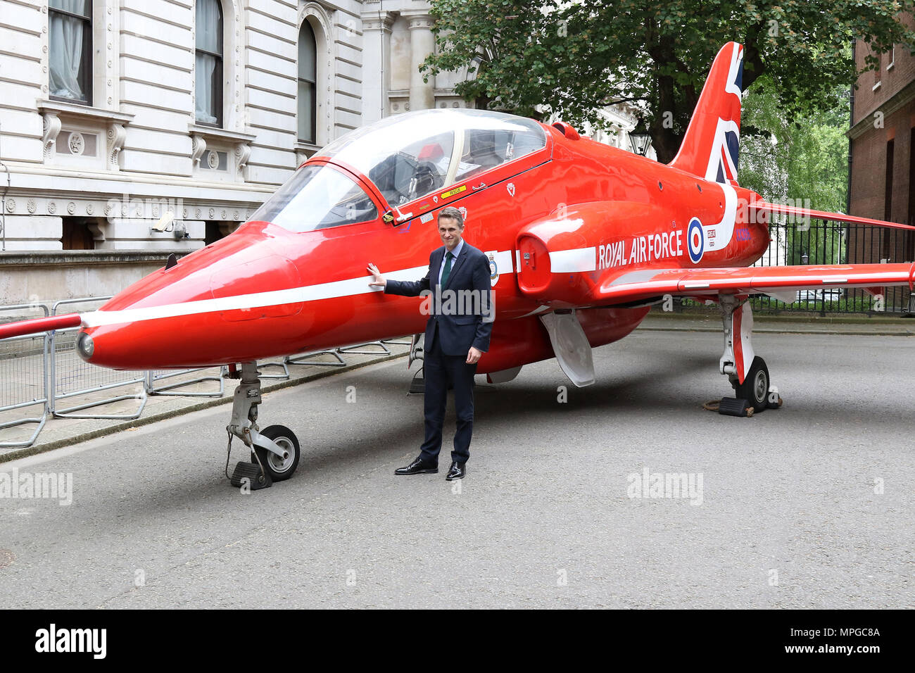 London, Großbritannien. 23 Mai, 2018. Verteidigungsminister Gavin Williamson wirft mit RAF Rote Pfeil 100 Jahre RAF in Downing Street, Central London zu feiern. 23. Mai 2018 Credit: Martin Evans/Alamy leben Nachrichten Stockfoto