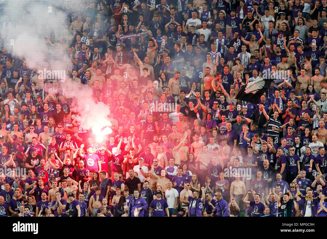 Budapest, Ungarn. 23 Mai, 2018. Ultra-Fans des FC Licht Fackeln und Rauch während der Ungarischen Cup Finale zwischen Puskas Akademia-FC und FC am Groupama Arena, am 23. Mai 2018 in Budapest, Ungarn. Credit: Laszlo Szirtesi/Alamy leben Nachrichten Stockfoto