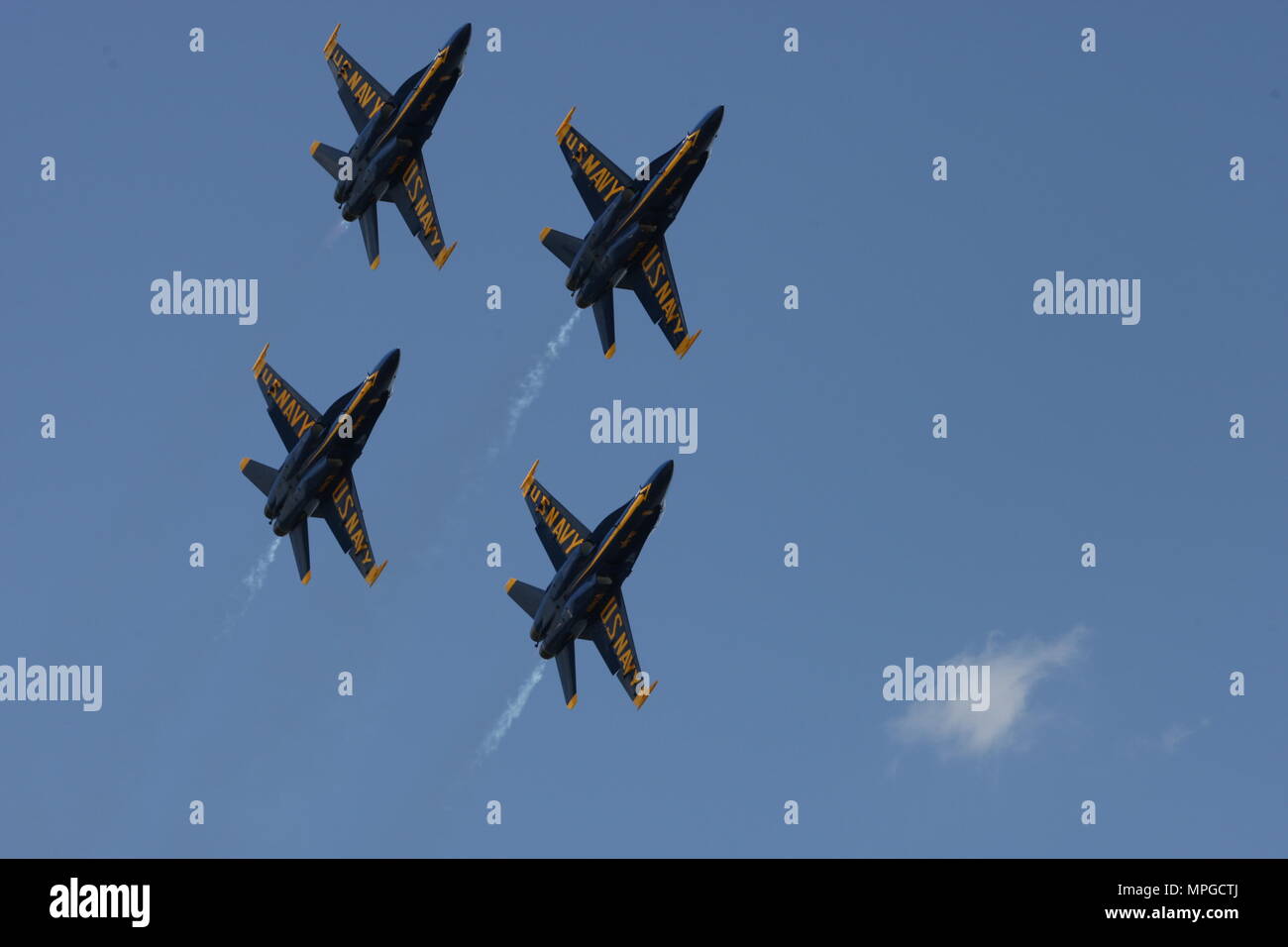 Annapolis, USA. 23 Mai, 2018. Der US Navy Blue Angels fliegen über die US Naval Academy (USNA) in Annapolis, Maryland, USA, am 23. Mai 2018. Die Blue Angels, eine 6-jet Marine Team flying F/A-18 Hornissen, führte eine Air Show in der US Naval Academy am Mittwoch. Credit: Yan Liang/Xinhua/Alamy leben Nachrichten Stockfoto