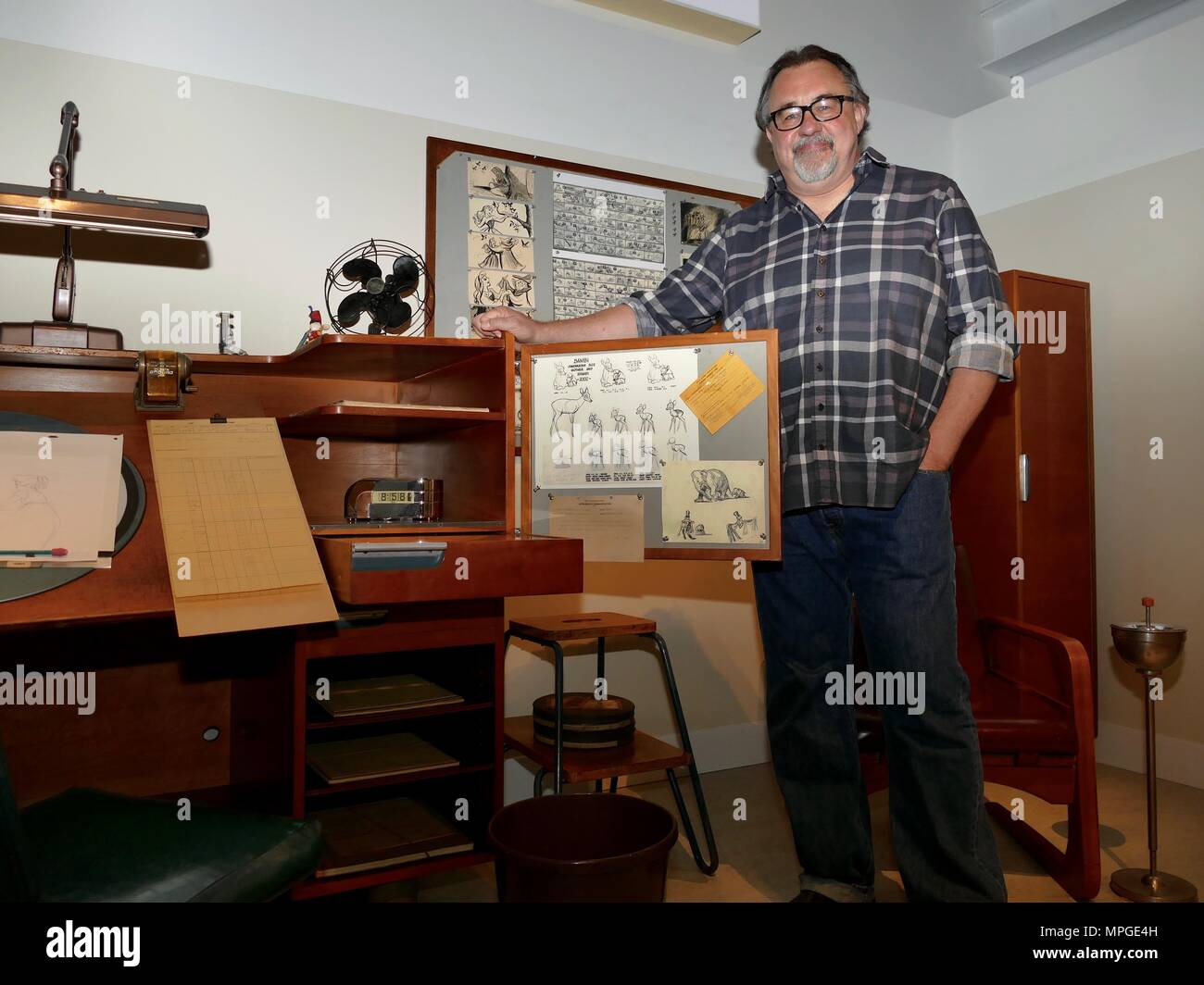 16. Mai 2018, in den USA, San Francisco: Don Hahn steht in einem Rekonstruierten art studio Im Walt Disney Familie Museum. Das Museum ehrt neun legendäre Disney Künstlern, auch bekannt als die "Neun alten Männer", mit einer Ausstellung läuft bis Januar 2019. Foto: Barbara Munker/dpa Stockfoto