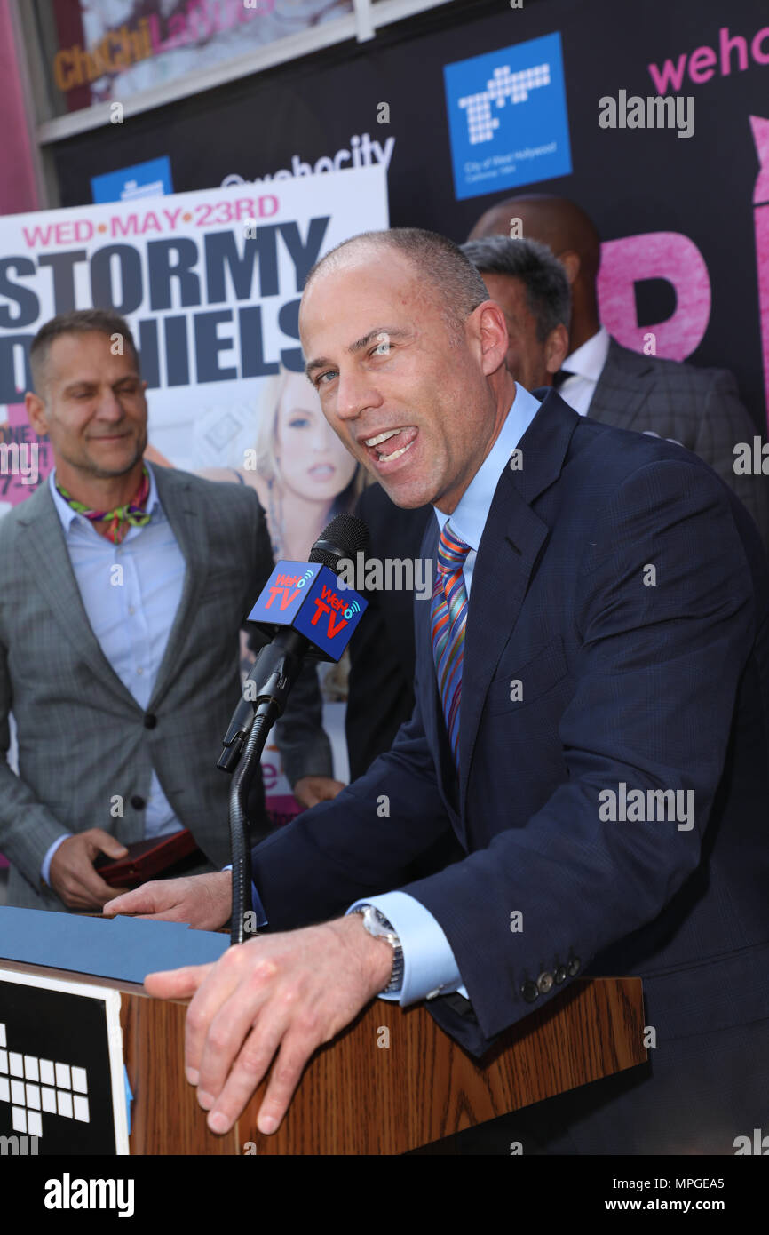 West Hollywood, Kalifornien, USA. 23 Mai, 2018. Michael Avenatti, Rechtsanwalt für Stormy Daniels, spricht auf Veranstaltung, wo Stormy Daniels mit einem 'Stormy Daniels Tag "Verkündigung und ein Schlüssel zur Stadt von West Hollywood, Kalifornien bei Chi Chi LaRue's in West Hollywood, Kalifornien geehrt wird. Credit: Sheri Determan/Alamy leben Nachrichten Stockfoto