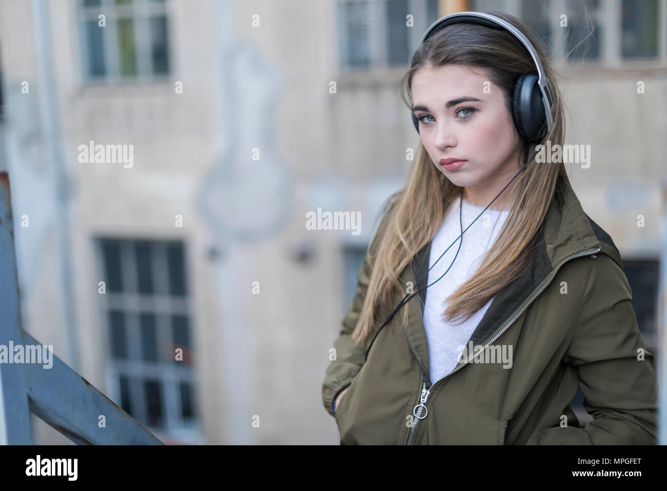 Mädchen Musik hören und Sie auf der Suche Stockfoto