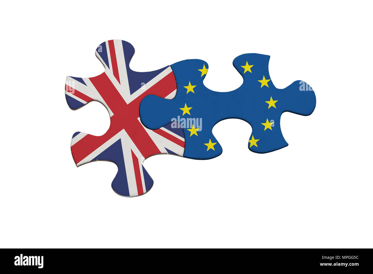 Puzzleteile, die die Beziehung zwischen dem Vereinigten Königreich und der Europäischen Union isoliert auf weißem Hintergrund Stockfoto