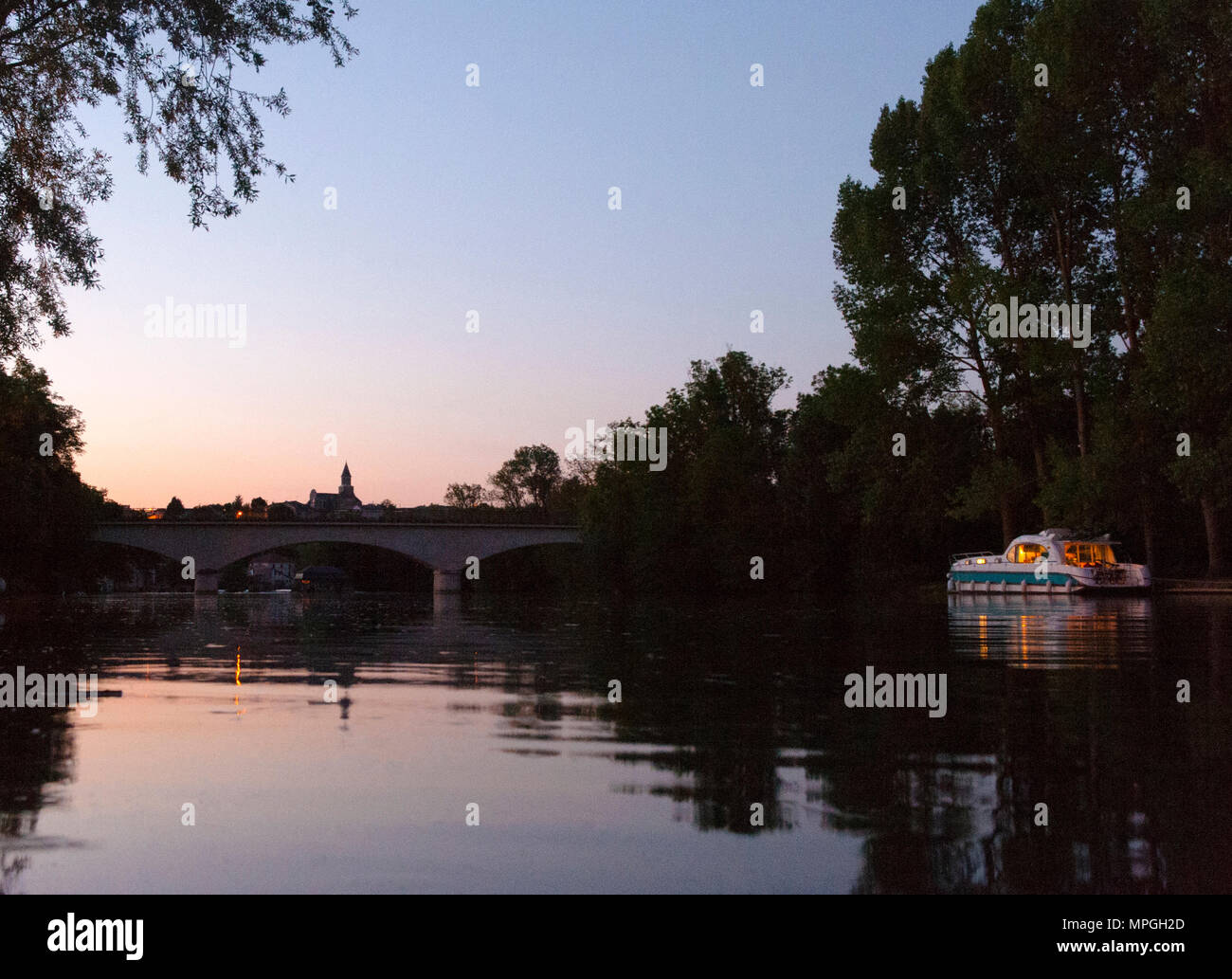 Sonnenuntergang auf dem Fluss Charente bei Saint-Simeux Stockfoto