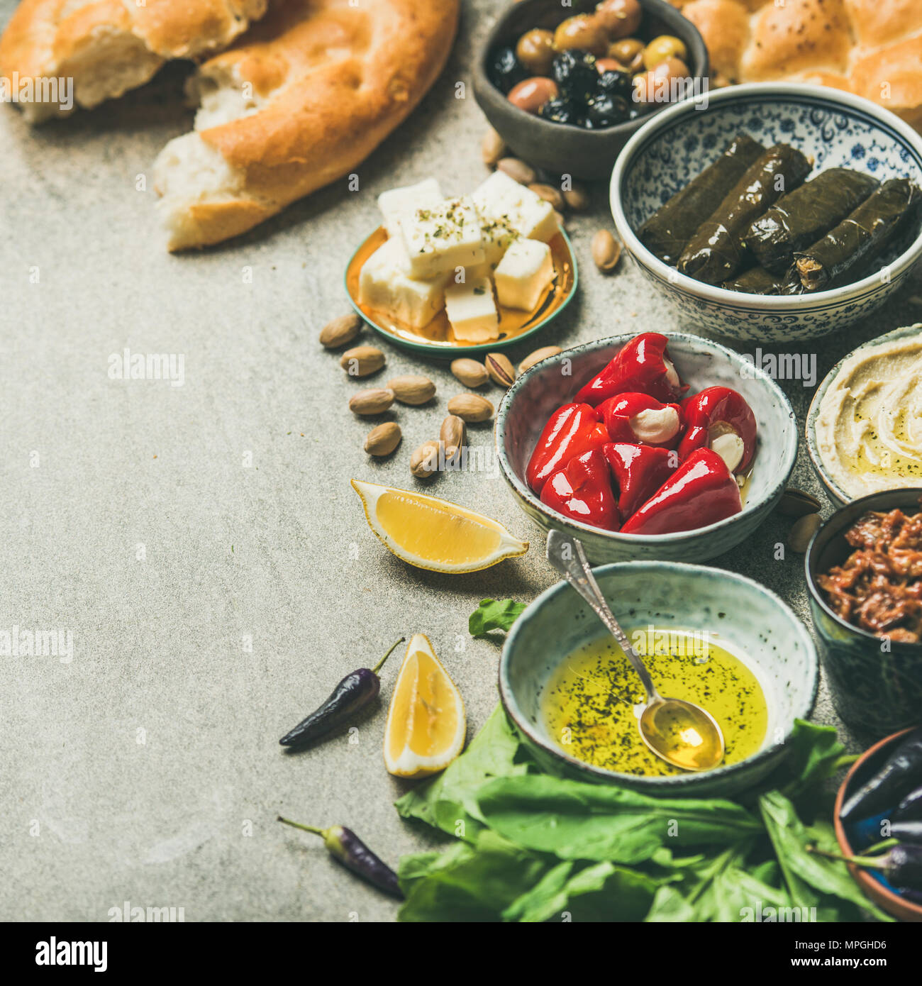 Mittelmeerraum und im Nahen und Mittleren Osten meze Starter fingerfood Sortiment, Quadrat Erntegut Stockfoto