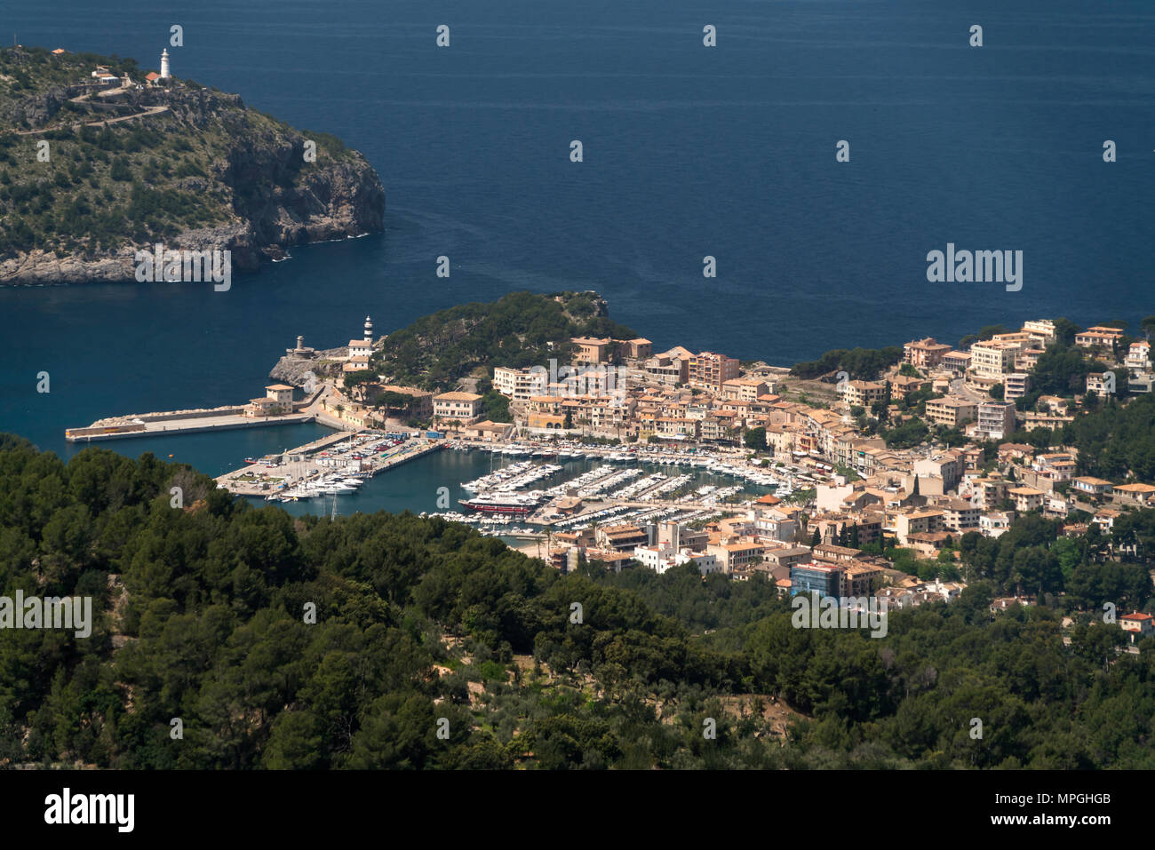 Blick vom Mirador de Ses Barques in Port de Soller und die Küste, Mallorca, Balearen, Spanien | Blick vom Mirador de Ses Barques nach Port de Soller, Stockfoto