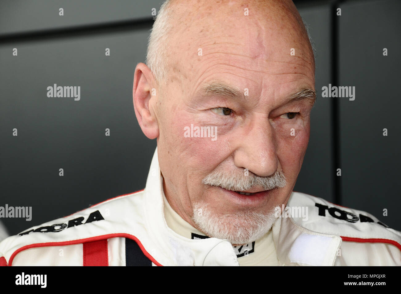 Darsteller Sir Patrick Stewart bei der Silverstone Classic Celebrity Car Race Stockfoto