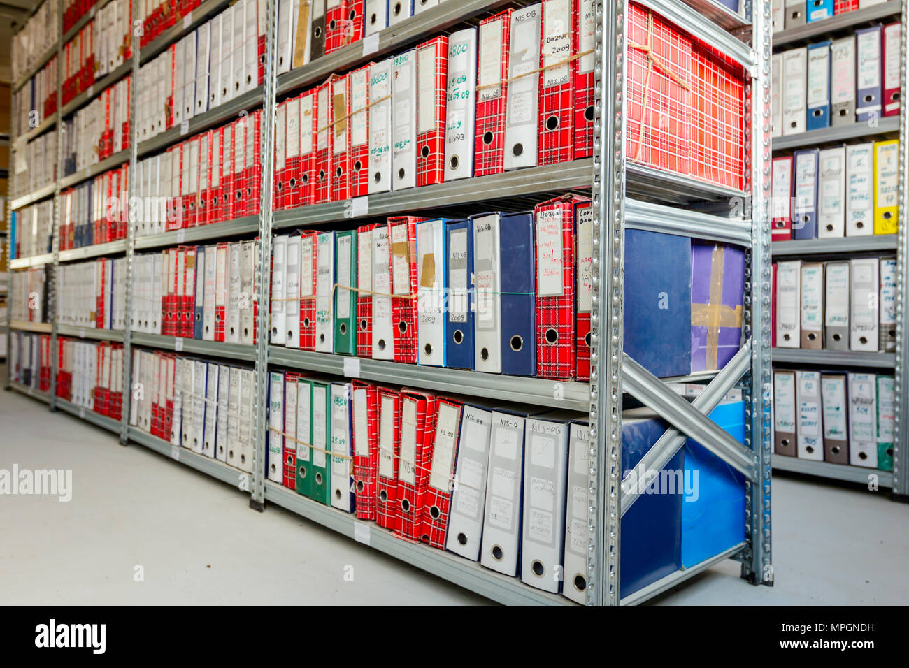 Stapel von Akten und Unterlagen in Bücherregale mit Ordner und Dokumente in  Ordnern archivieren, Abstellraum Stockfotografie - Alamy