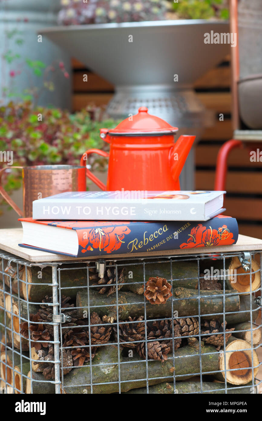 Detail der Schaugarten im RHS Malvern mit hygge Buch Stockfoto