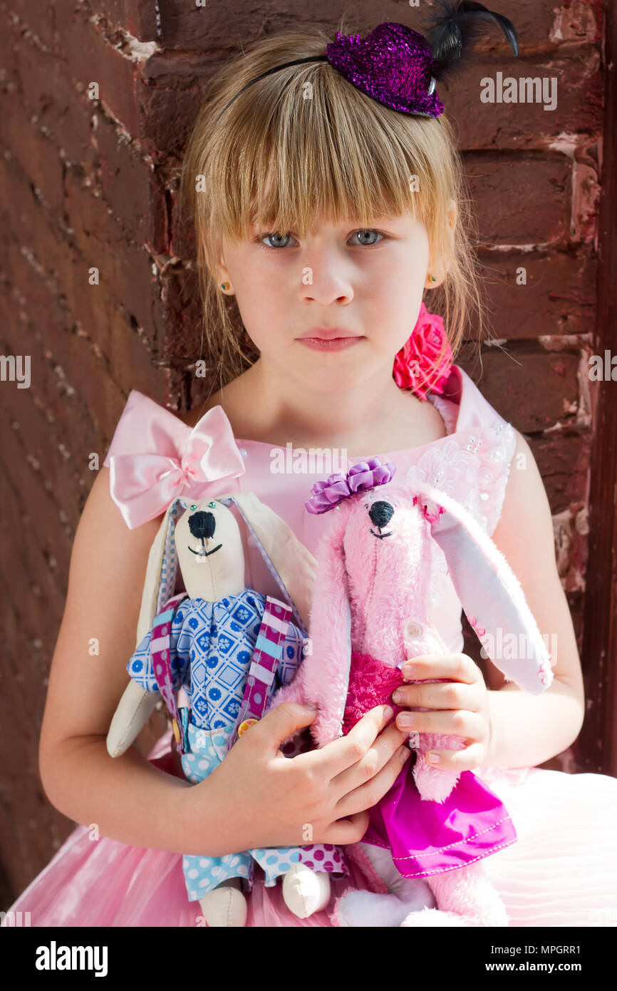 Mädchen 6 Jahre alt mit hausgemachten Spielzeug Stockfotografie - Alamy