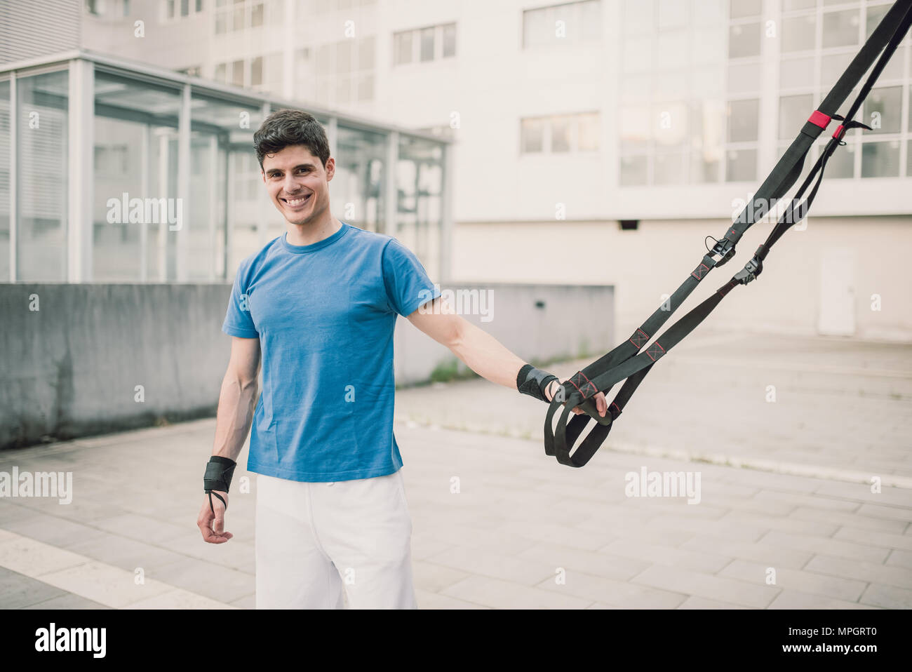 Porträt eines sportlichen Mann Bereit zum Training mit Fitness trx Träger auf der Straße Stockfoto