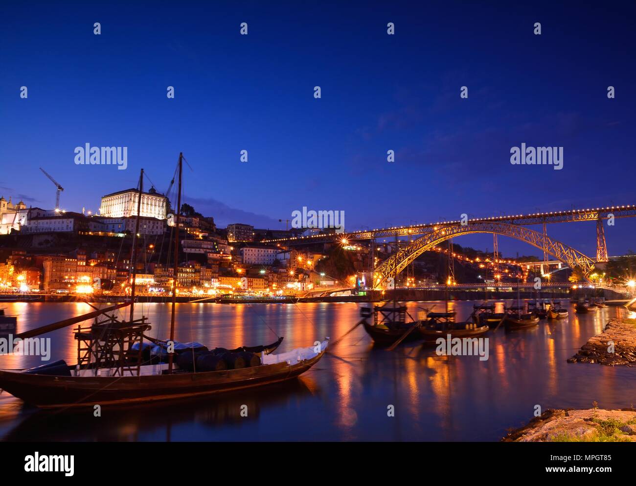 Porto, Altstadt Skyline mit den Fluss Douro und rabelo Boote. Ist die zweitgrößte Stadt in Portugal nach Lissabon und berühmten von Portwein. Stockfoto