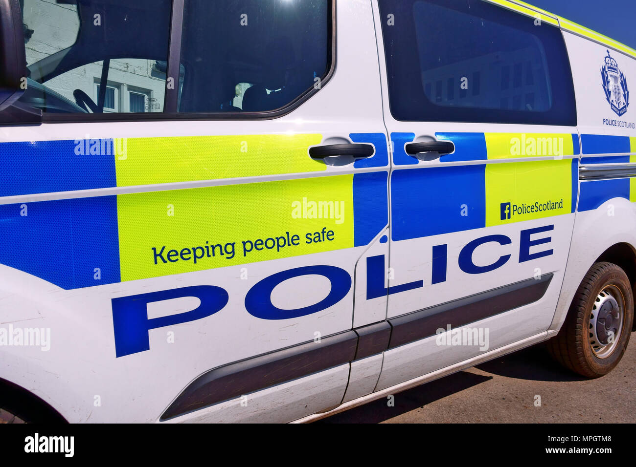 Polizei Logo an der Seite eines Polizei Schottland Fahrzeug Stockfoto