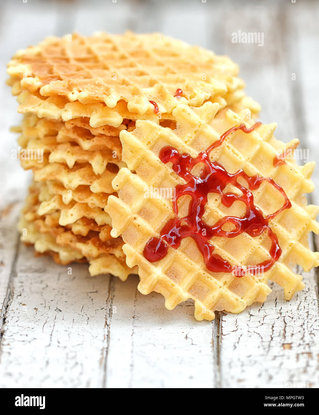 Stapel von Belgische Waffeln mit Marmelade auf einem weißen Holz- Hintergrund Stockfoto